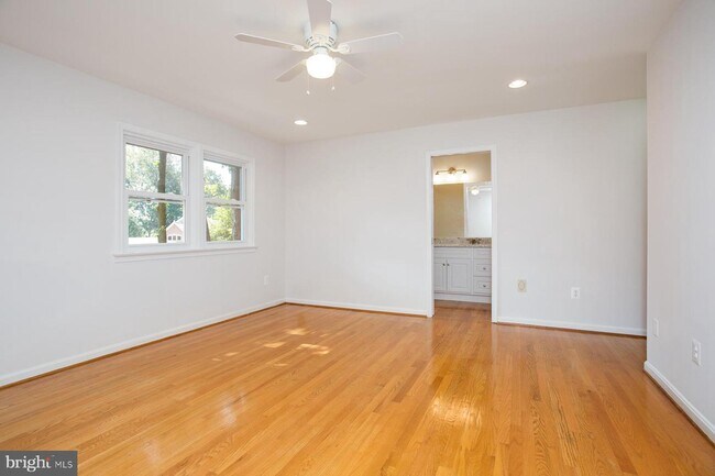Foto del edificio - 7415 Churchill Rd