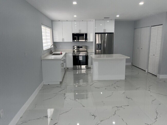Foto del edificio - "Charming 2-Bed Retreat Waterfront W/Pool ...