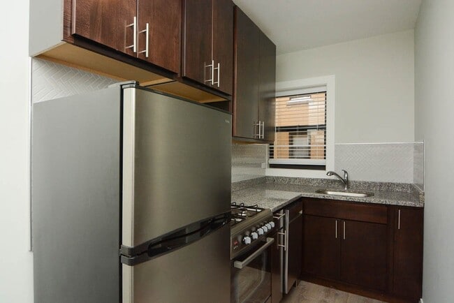 Building Photo - 533 W Belden Ave