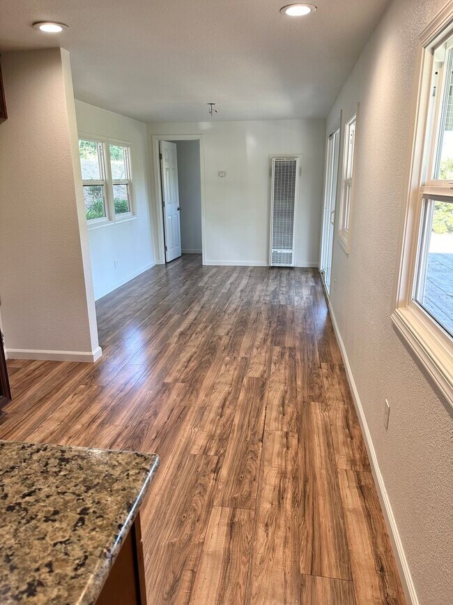 Foto del edificio - Beautiful 2 Bedroom 1 Bath Single Family Home Available 04/06/26