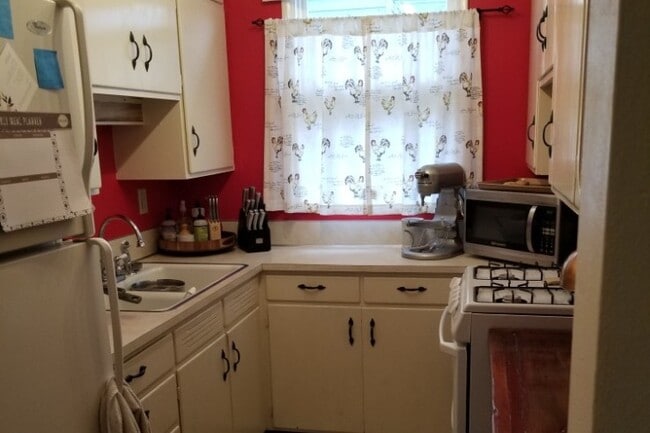 Kitchen - 121 7th St