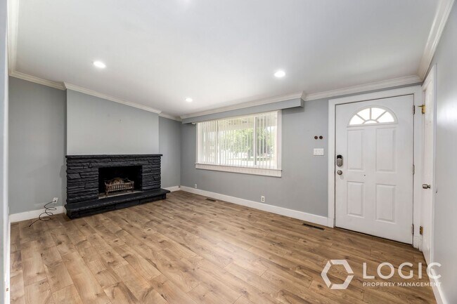 Building Photo - Beautiful Move-In Ready Rambler in Sandy!