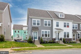 Building Photo - 2009 Twisted Oak Pl