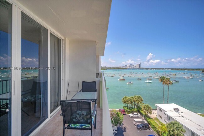 Foto del edificio - 10350 W Bay Harbor Dr