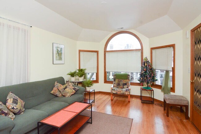 Building Photo - 3717 N Janssen Ave