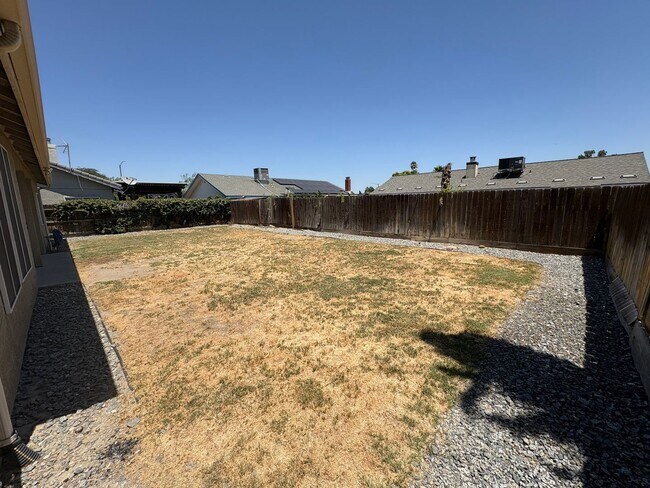 Foto del edificio - South West Lemoore home Ready to move in w...