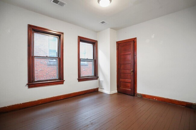 Building Photo - 831 W Franklin St