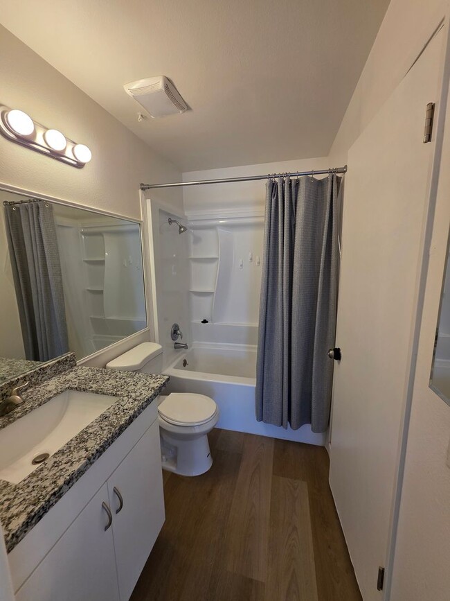 Building Photo - Updated 2 Bedroom, 1.5 Bath Townhouse-Styl...