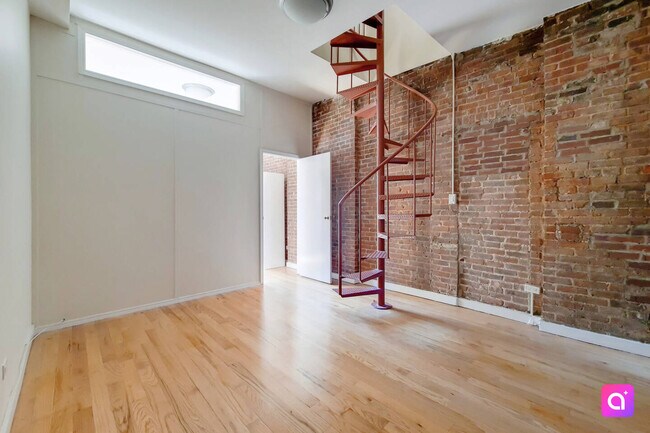 Building Photo - 435 W 54th St