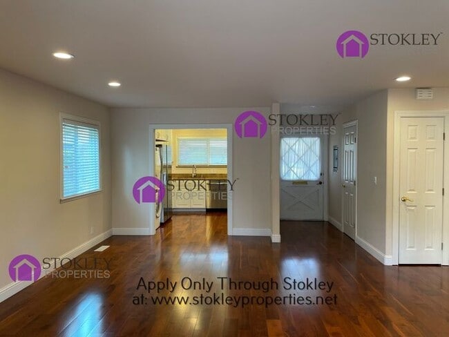 Building Photo - 105 Miramonte Dr