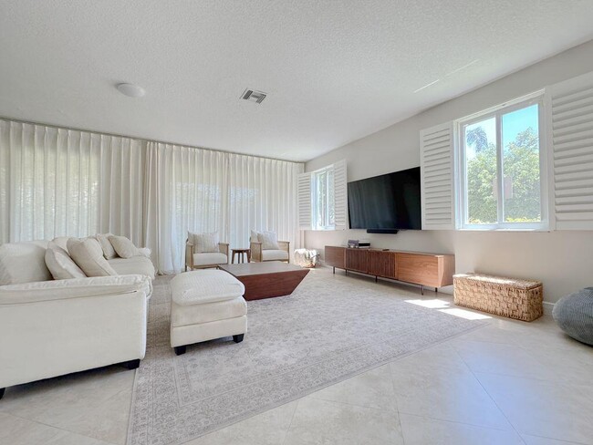 Building Photo - 6819 Via Regina