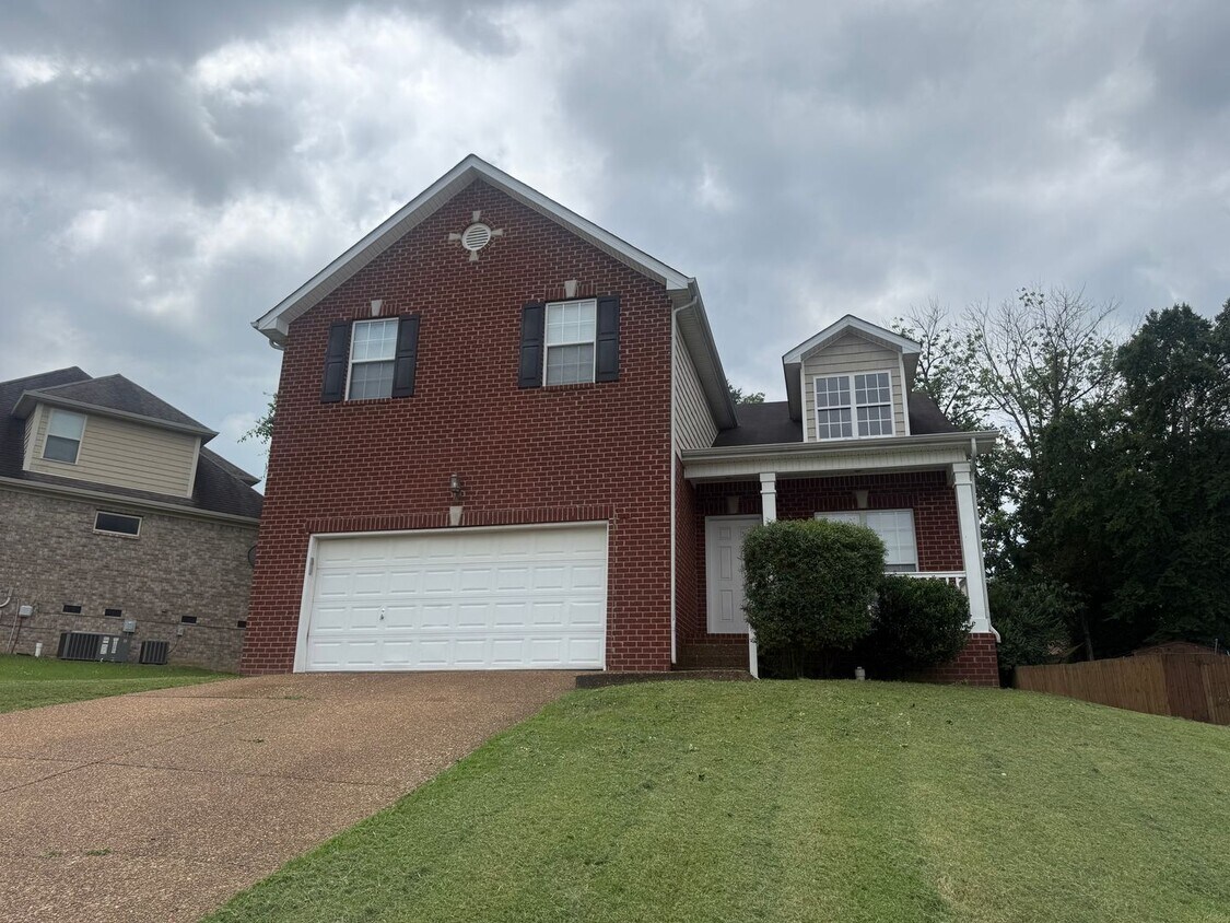 Foto principal - Spacious 3BR Home with Bonus Room in Prime...