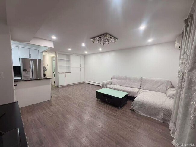 Foto del edificio - 45-36 204th St