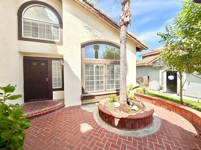 Foto del edificio - Spacious 5 Bedroom 3 Bathroom Home with Updated Paint, New Roof & Private Balcony