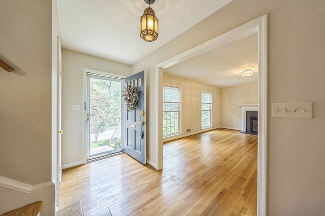 Foto del edificio - 5Bd/3 Bth expansive Family Home with Private Backyard & Premium Upgrades!