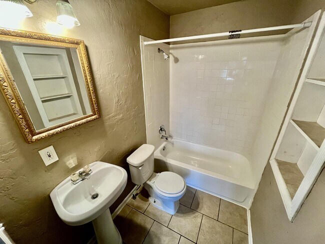 Foto del edificio - 804 E Main St