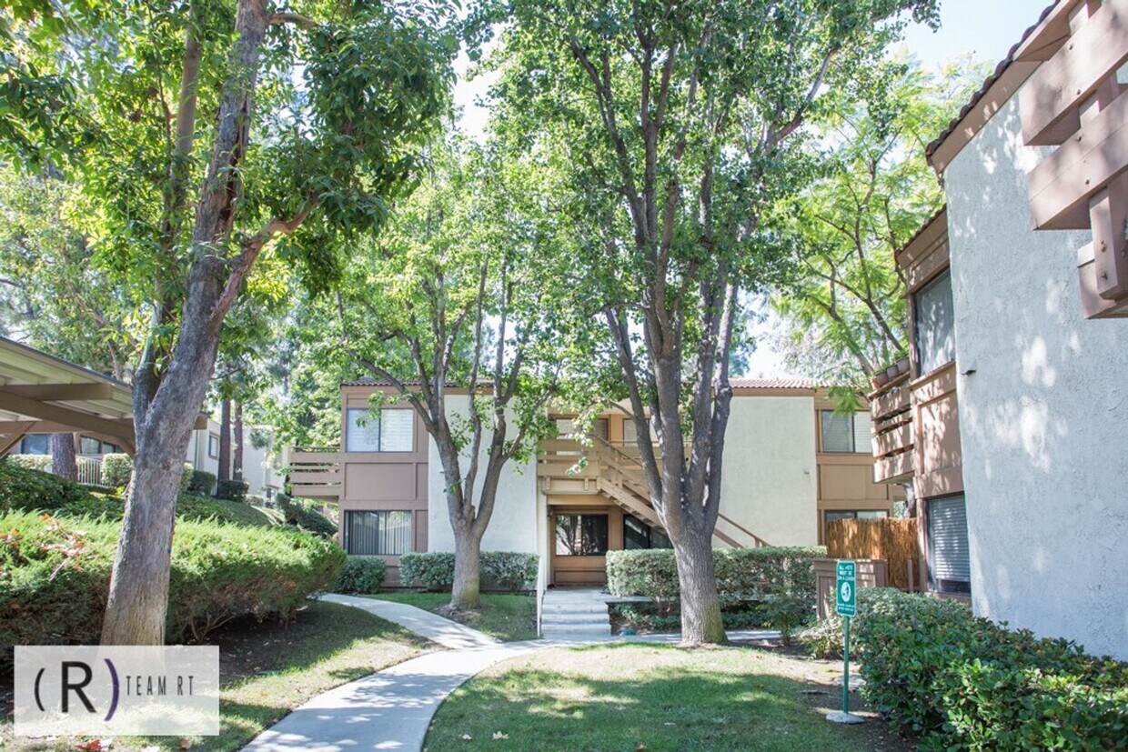Primary Photo - 2-Bed Upstairs Unit with Amenities