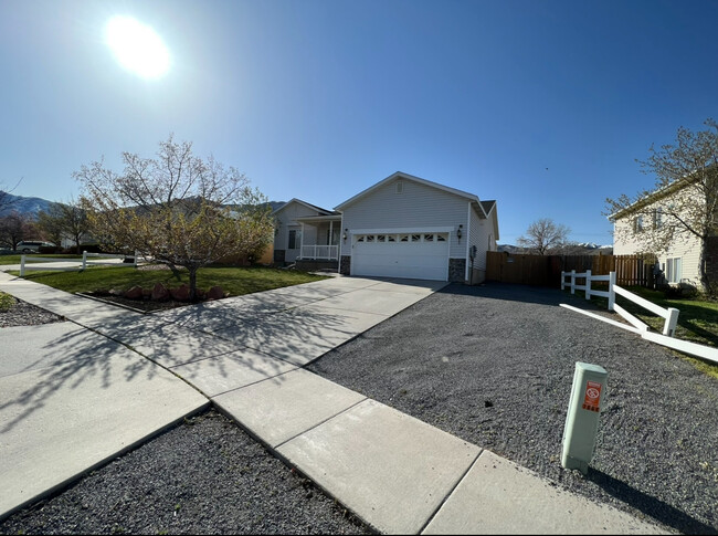 Building Photo - 786 E 540 N