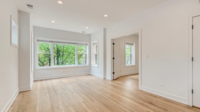 Building Photo - 3900 W Wrightwood Ave