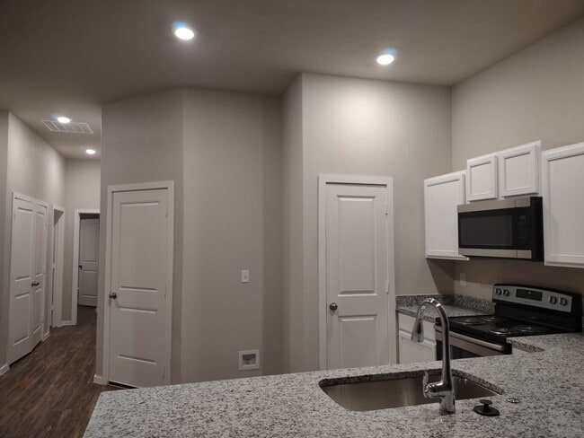 Building Photo - 2121 N Jayton Ave