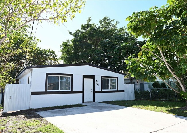 Photo - 747 NW 5th Ct House