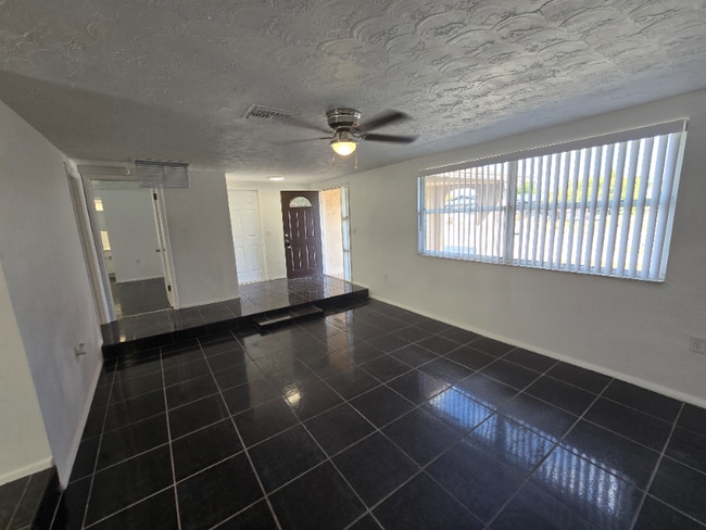 Foto del edificio - 4893 Alcea St