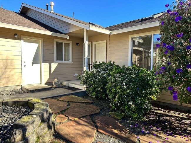 Building Photo - 1 Bedroom, 1 Bath Duplex – Sunny McKinleyville