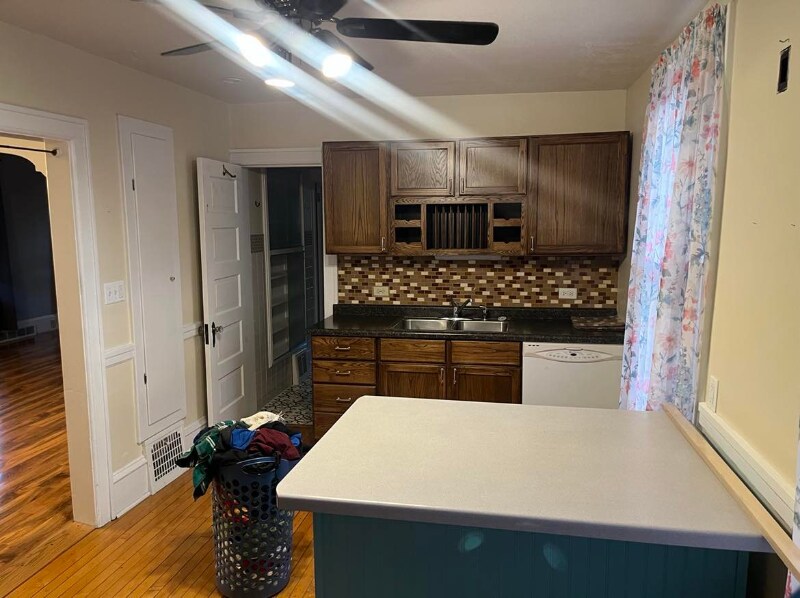 Foto del edificio - 704 Wilson Ave