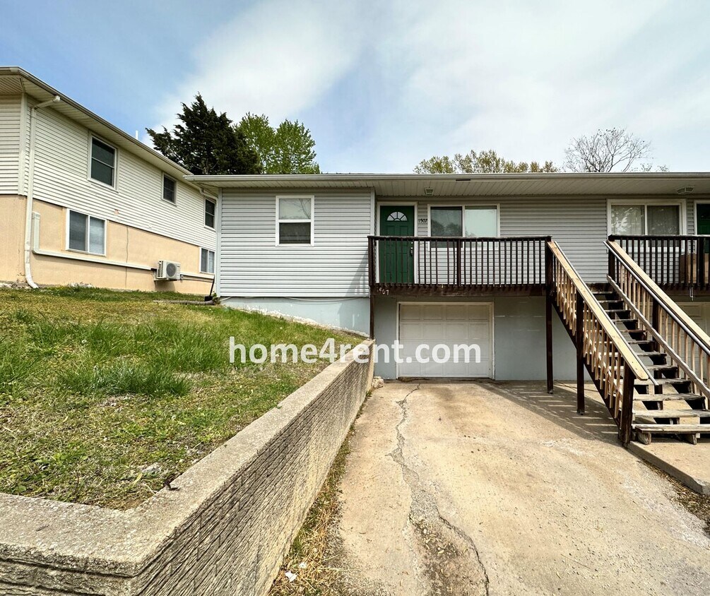 Foto principal - Adorable Duplex Home in KCK w/ Stainless S...