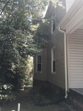 Building Photo - 1 bedroom 1 bath duplex apartment.