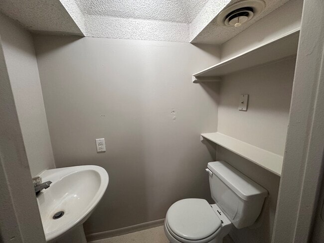 Building Photo - 15986 Arrowhead Rd
