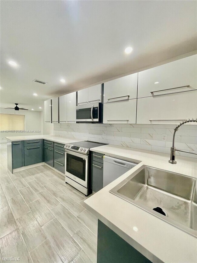 Foto del edificio - 3 br, 2 bath House - 2300 SW 18th Ter # 1