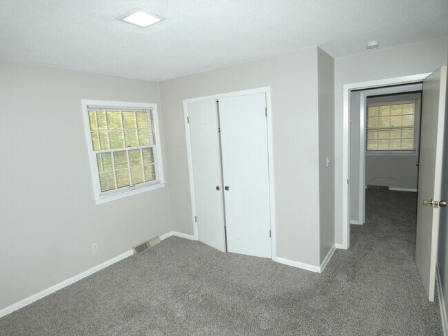 Building Photo - Lake Property!