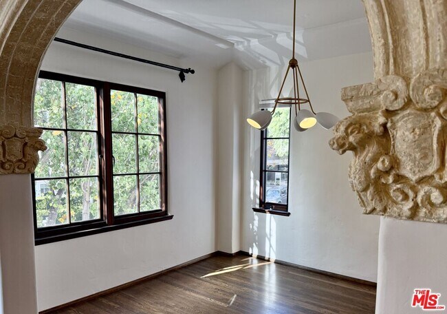 Foto del edificio - 1302 N Sweetzer Ave