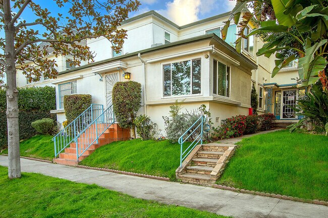 Building Photo - 453 S Doheny Dr