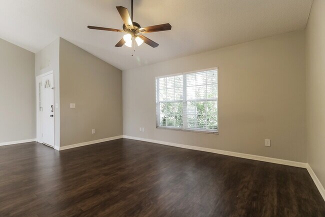 Foto del edificio - 70 Pine Arbor Dr
