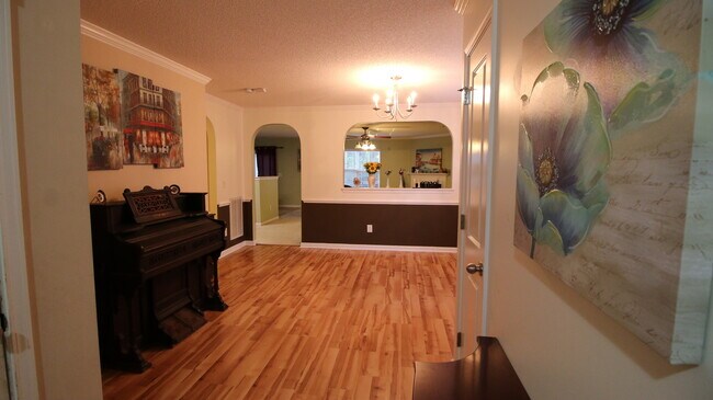 Building Photo - Spacious 3 Bedroom/ 3 Bath with Office!