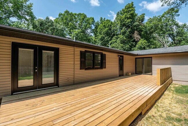 Building Photo - 4809 E Ridgewood Dr