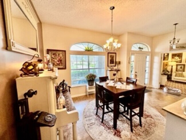 Building Photo - Beautiful Lake View Rental Home