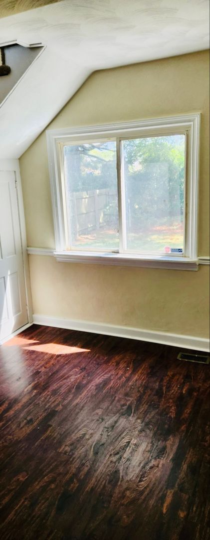 Building Photo - Beautiful Large Two-Story 3 Bedroom 2.5 Ba...