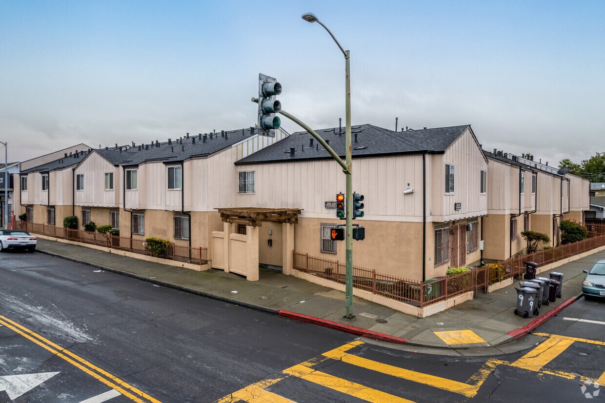 Primary Photo - 5201-5211 Foothill Blvd