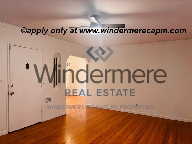 Foto del edificio - Charming Upper Land Park Home with Vintage Character and Natural Light — 2 Bed, 1 Bath