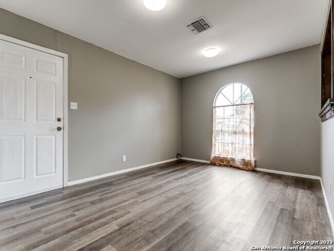 Foto del edificio - 3 Bedroom/1 Bathroom Home in the Camelot I...