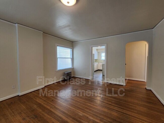 Building Photo - 1811 NE Halsey St