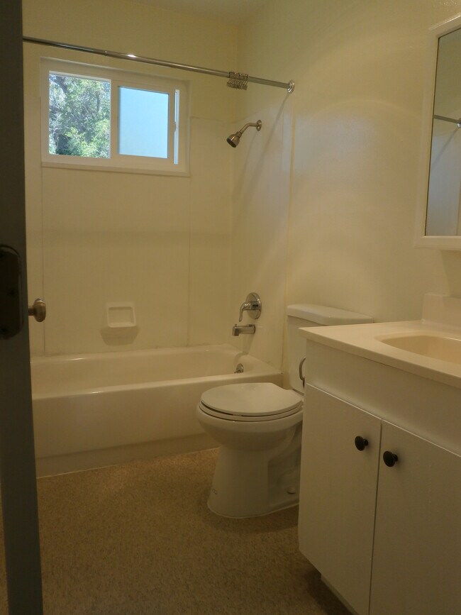 bath room - 114 Carolina St