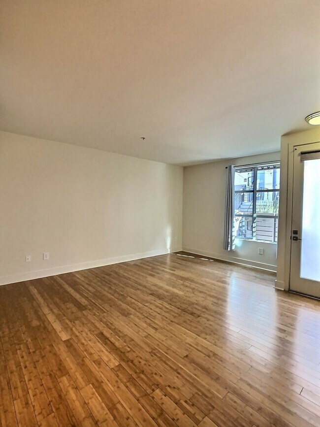 Building Photo - Beautiful 1 Bedroom Condo with Large Patio