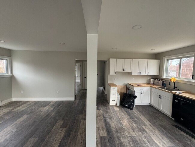 Foto del edificio - BRAND NEW KITCHEN, NEW FLOORS, FRESHLY PAINTED BRICK HOME WITH BASEMENT