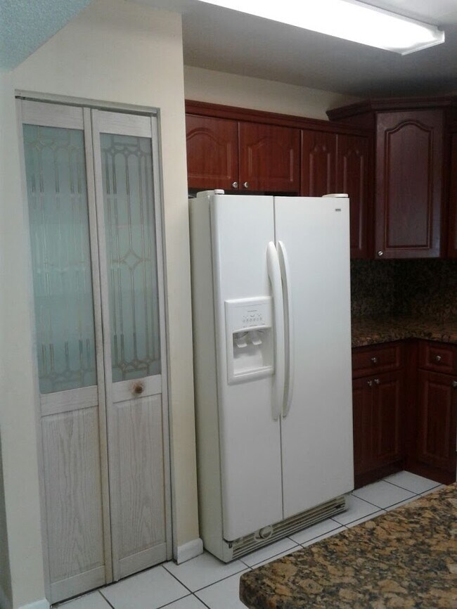 kitchen - 4113 NW 78th Ter