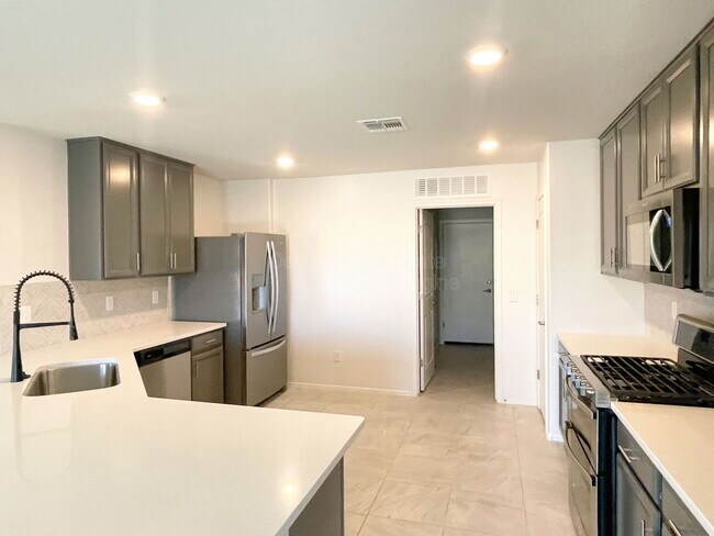 Foto del edificio - 8010 S Golden Bell Dr