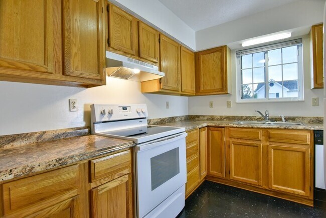 Foto del edificio - 4 bedroom 2 bath